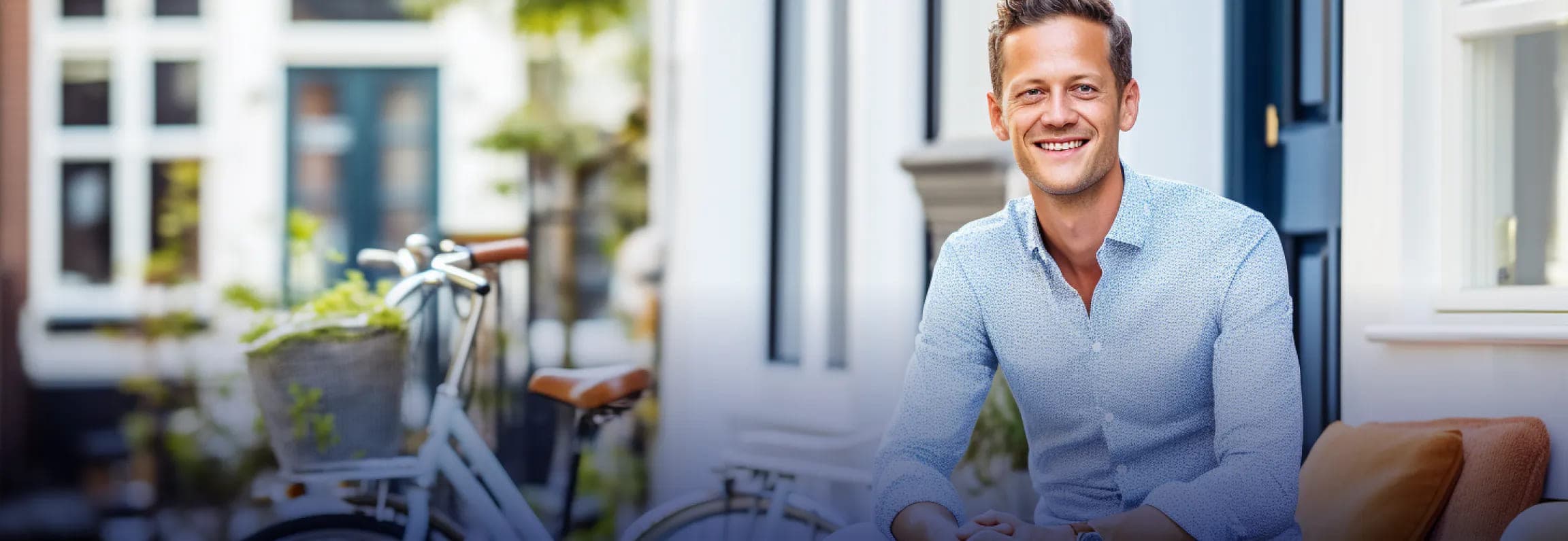 Makelaar buiten lachend